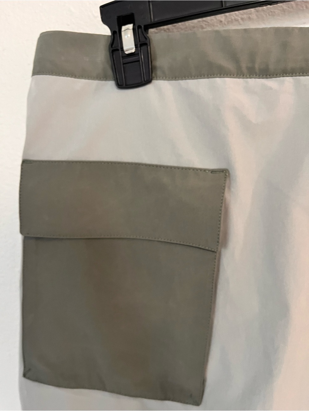 The North Face Women's Skort in Light Gray with Cargo Pocket - Picture 6 of 12